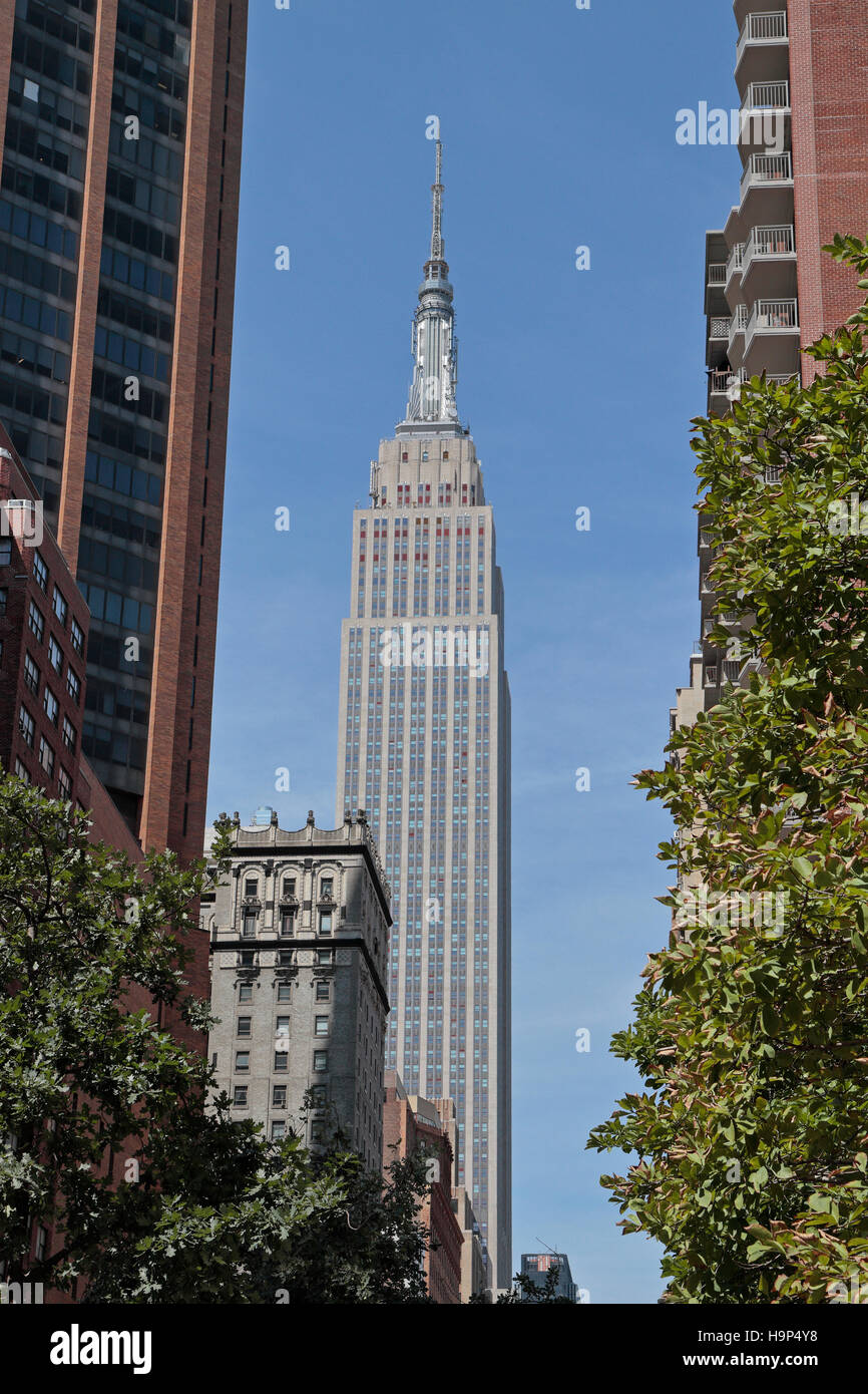 Blick entlang der E 34th Street gegenüber dem Empire State Building in Manhattan, New York City, Vereinigte Staaten von Amerika. Stockfoto