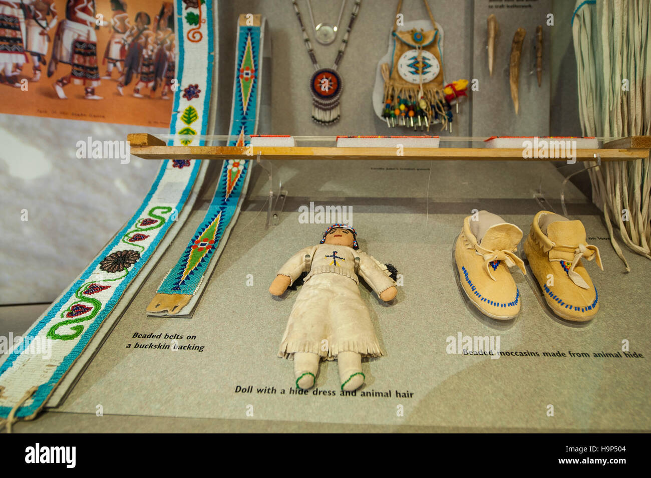 Puppe, Perlenstickereien und Mokassins, Human History Museum, Zion National Park, Utah, USA. Stockfoto