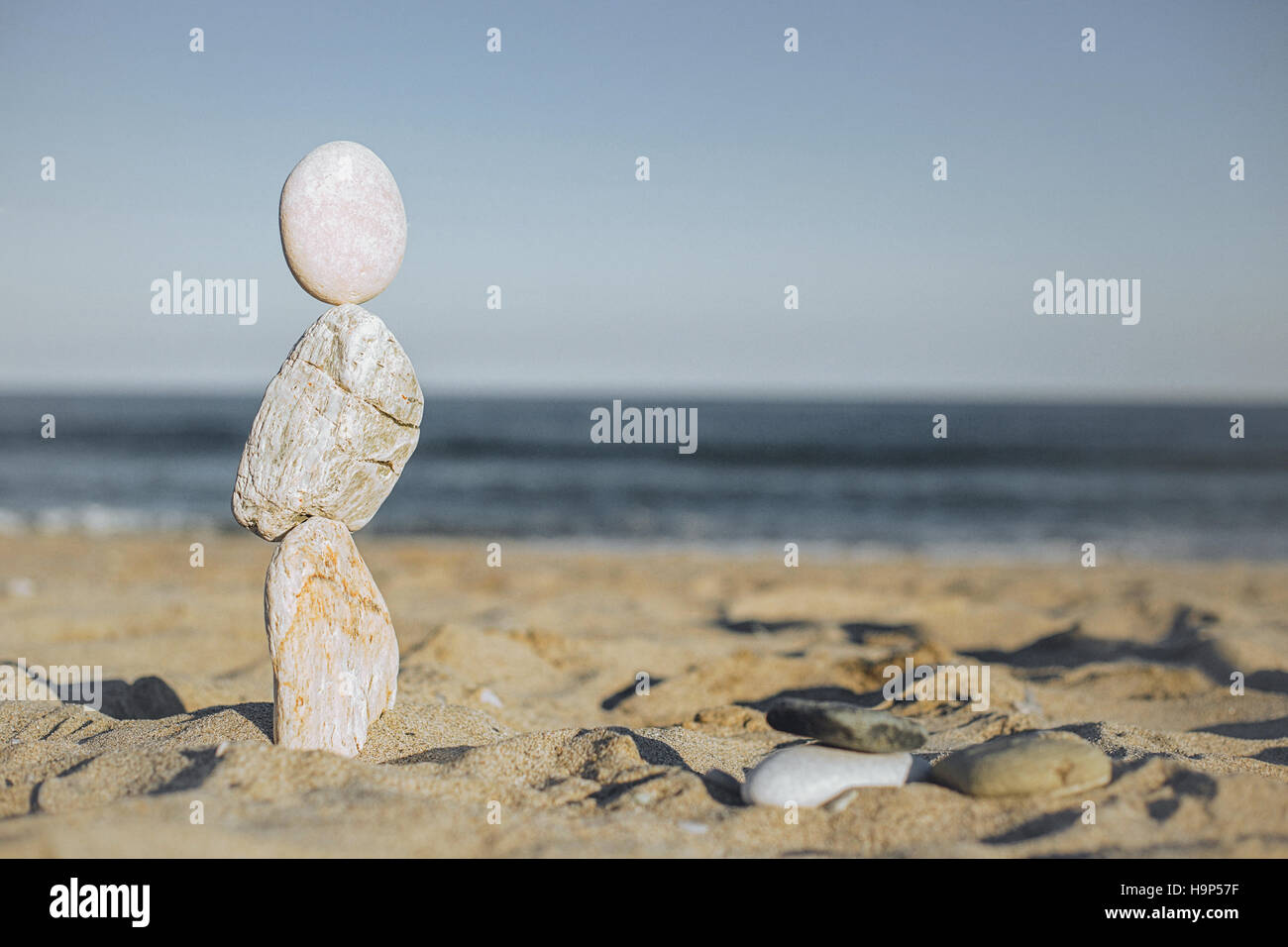 Gleichgewicht Steine in einem goldenen Strand Stockfoto