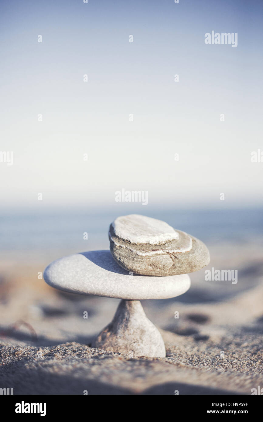Gleichgewicht Steine in einem goldenen Strand Stockfoto