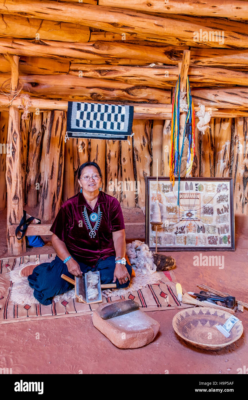 Navajo Frau, arbeiten mit Wolle, stricken, Weben, Monument Valley Navajo Tribal Park, Monument Valley, Utah, USA. Stockfoto