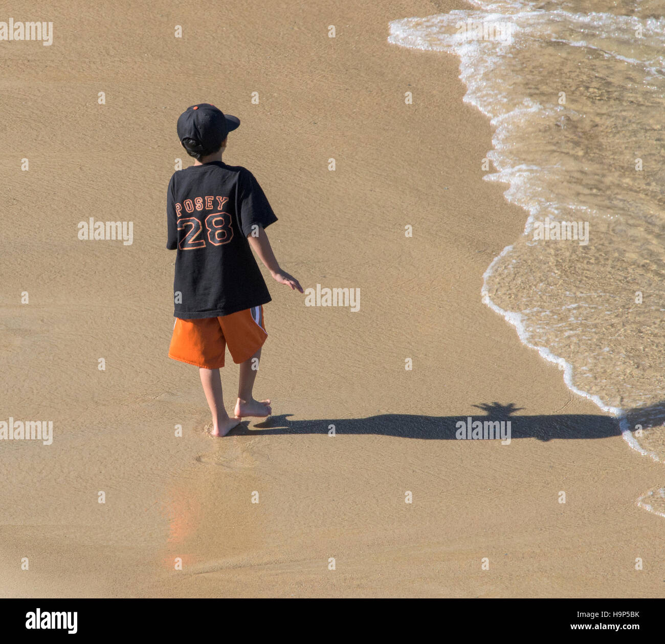 Zu Fuß am Strand in SF Giants Posey Shirt jungen Stockfoto