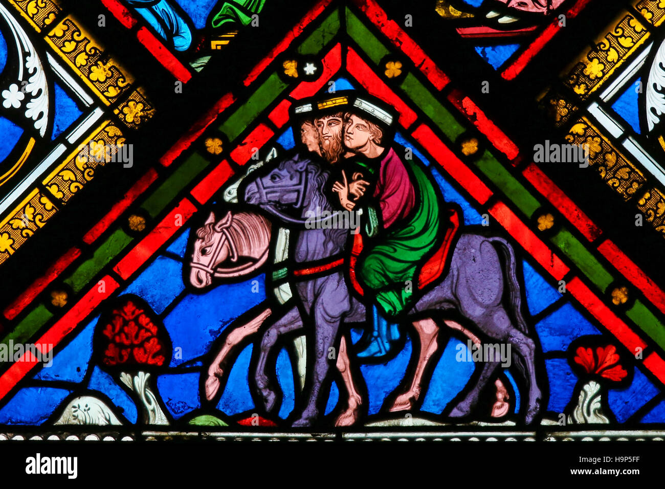 Glasfenster in der Kathedrale von Caen, Normandie, Frankreich, Darstellung der Heiligen drei Könige oder drei weiser Mann auf ihrem Weg nach Bethlehem Stockfoto