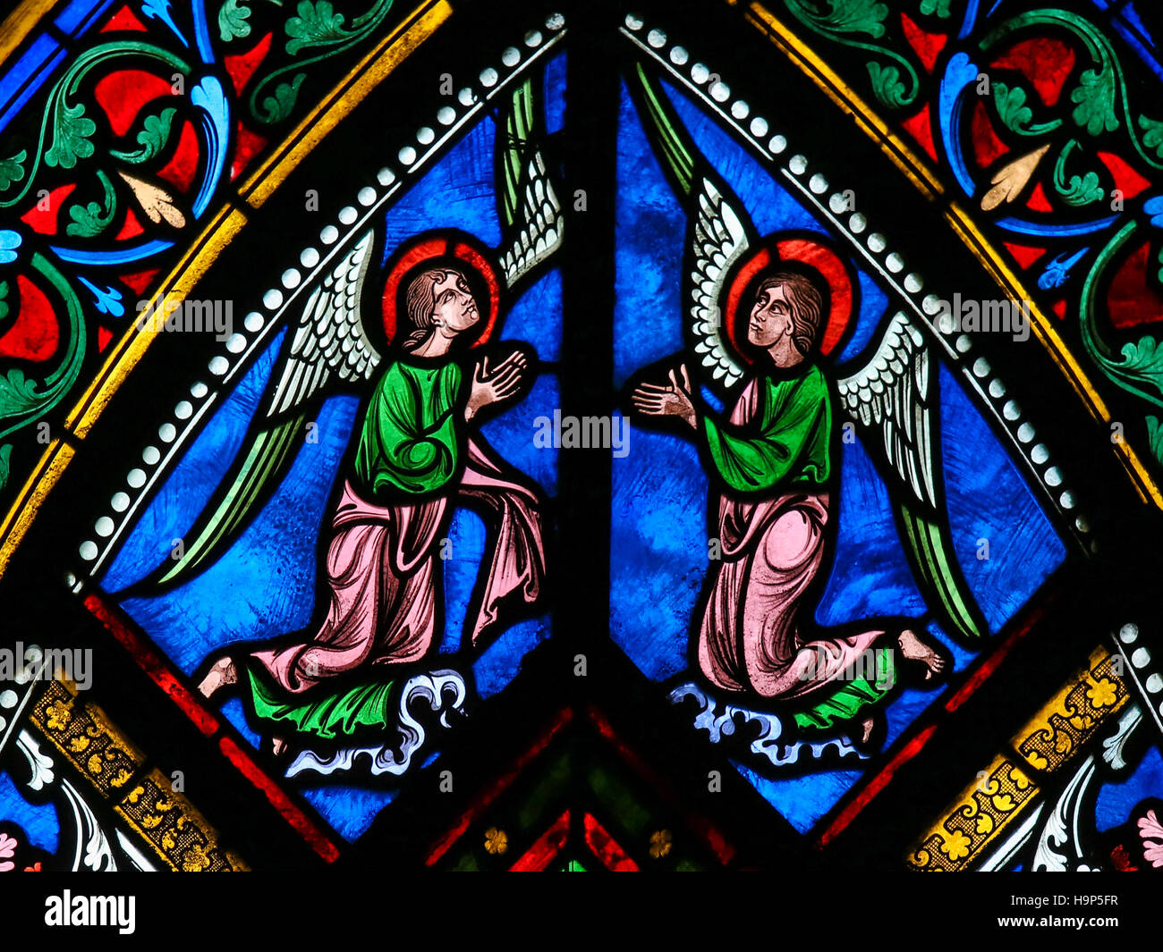 Glasfenster in der Kathedrale von Caen, Normandie, Frankreich, Darstellung zwei Engel mit Flügeln Stockfoto