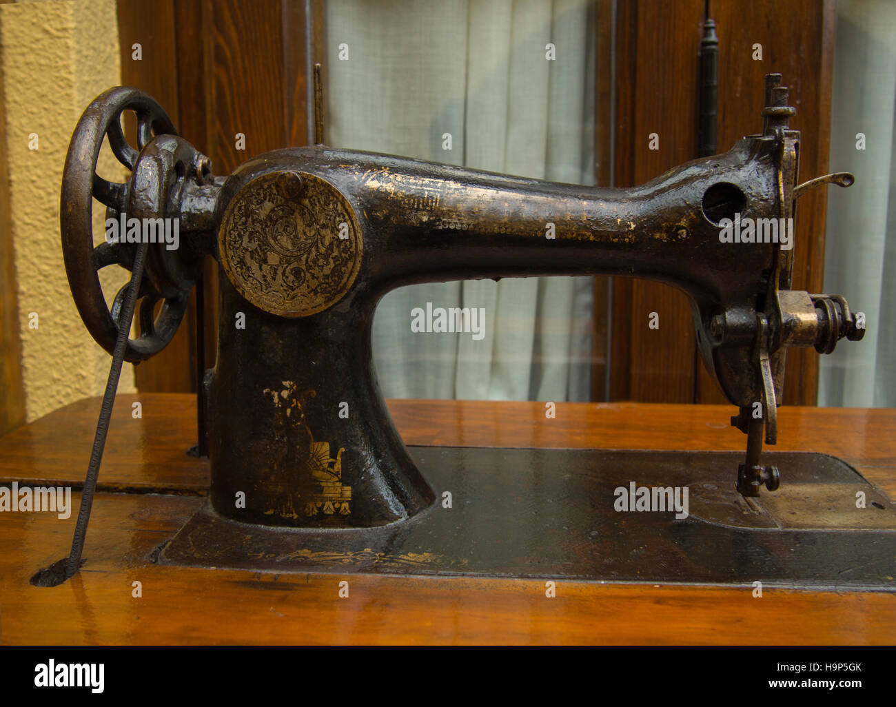 Alte Nähmaschine Tisch auf braun Stockfotografie - Alamy
