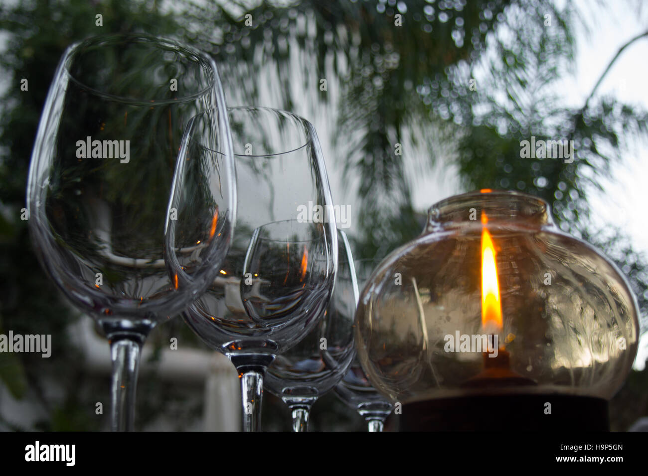 Glas Kerze Gläser Wein in der Abenddämmerung zusammen Stockfoto