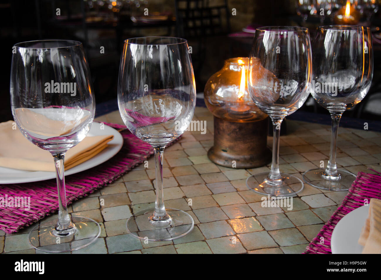 Ein eleganter Tisch mit Weingläsern und Kerze Stockfoto