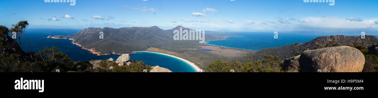 Panoramablick über die Freycinet Halbinsel an Tasmaniens Ostküste, mit Blick auf die Wineglass Bay von der Spitze des Mt Amos. Stockfoto