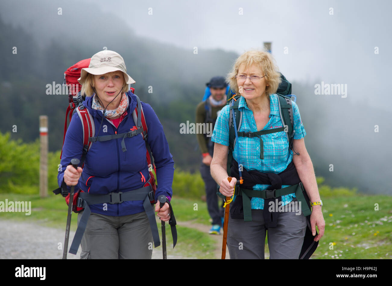 Weibliche Pilger am ersten Tag der Route nach Santiago De Compostela, Roncesvalles pass Stockfoto