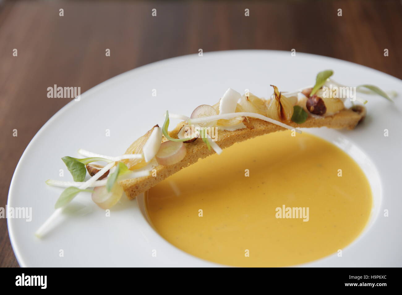 Gourmet-Speisen und Butternut-Kürbis-Suppe Stockfoto