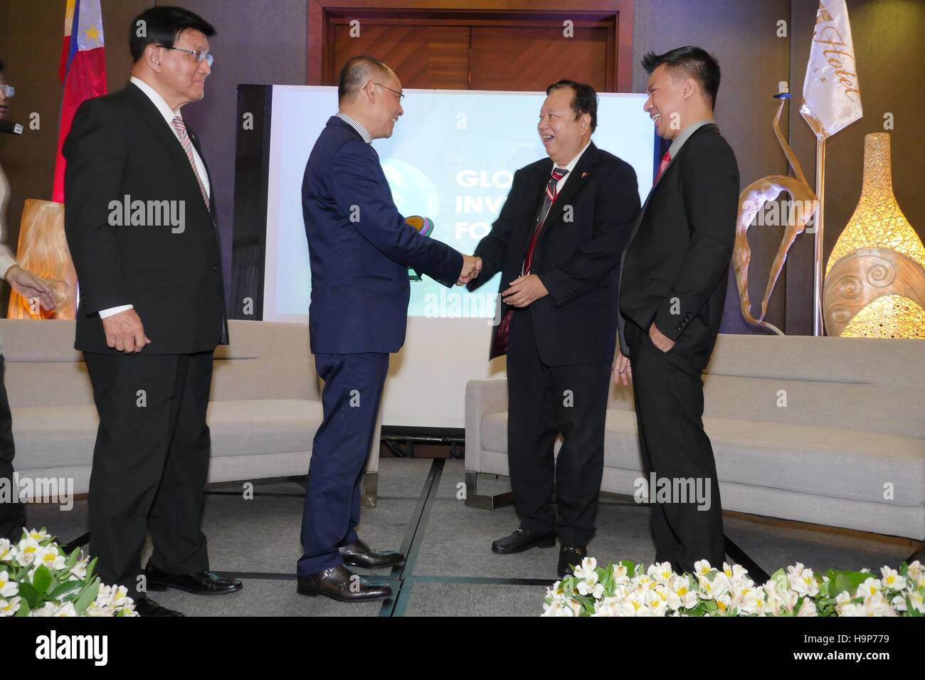 Plakette der Wertschätzung erhält Sek. Diokno von Andy Que, Chairman von Mahal Ko Mindanao Inc. Mahal Ko Mindanao Inc., gemeinsam organisierten globalen Investment Forum mit philippinischen erste Investition. Wer war in der Lage, mindestens 40 Investoren aus China (Hongkong, Macao) und Taiwan an diesem Forum und Scout für Investitionsaussichten zu überzeugen. Global Investment Forum statt auf den Philippinen wird gehalten, um ausländische Investoren vor allem aus den benachbarten Ländern mit philippinischen Regierung tut Schritte drücken die Wirtschaft durch die Förderung von Tourismus, Veranstaltungsorte für Investitionen außerhalb Metro Manila, höchsten erneuern Stockfoto