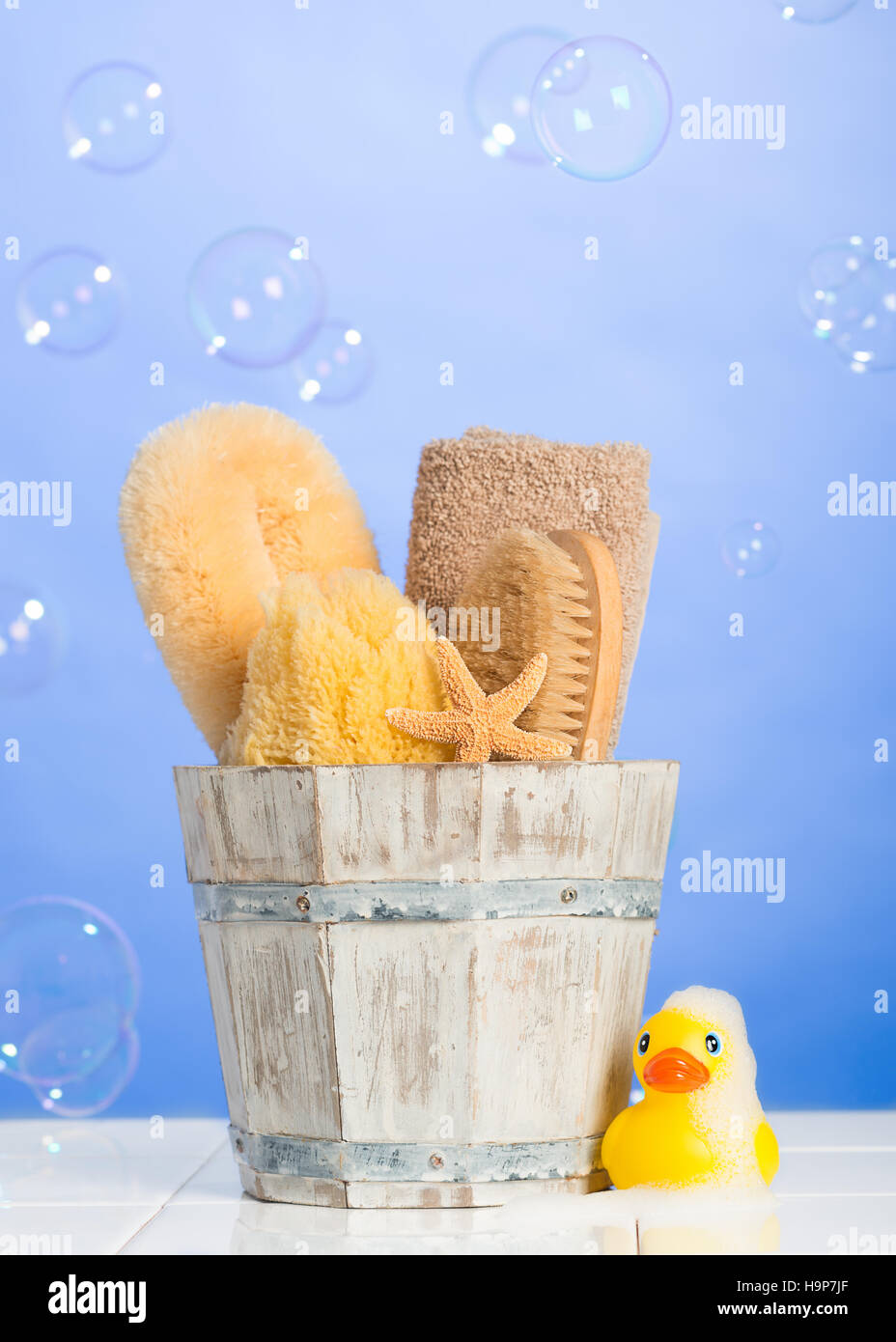 Spa-Elemente auf frischen blauen Hintergrund mit schwimmenden Bläschen Stockfoto