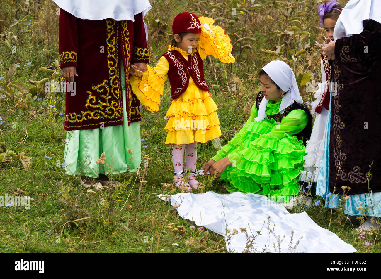 Tussau Kesu Zeremonie bekannt als schneiden die Bedrohung kasachischen ethnographische Dorf Aul Gunny, Talgar City, Almaty, Kasachstan Stockfoto