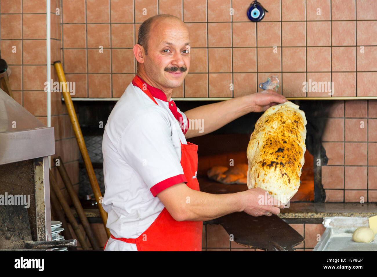 Man zeigt die Lavash Brot, die er gerade in Antalya, Türkei gemacht hat. Stockfoto