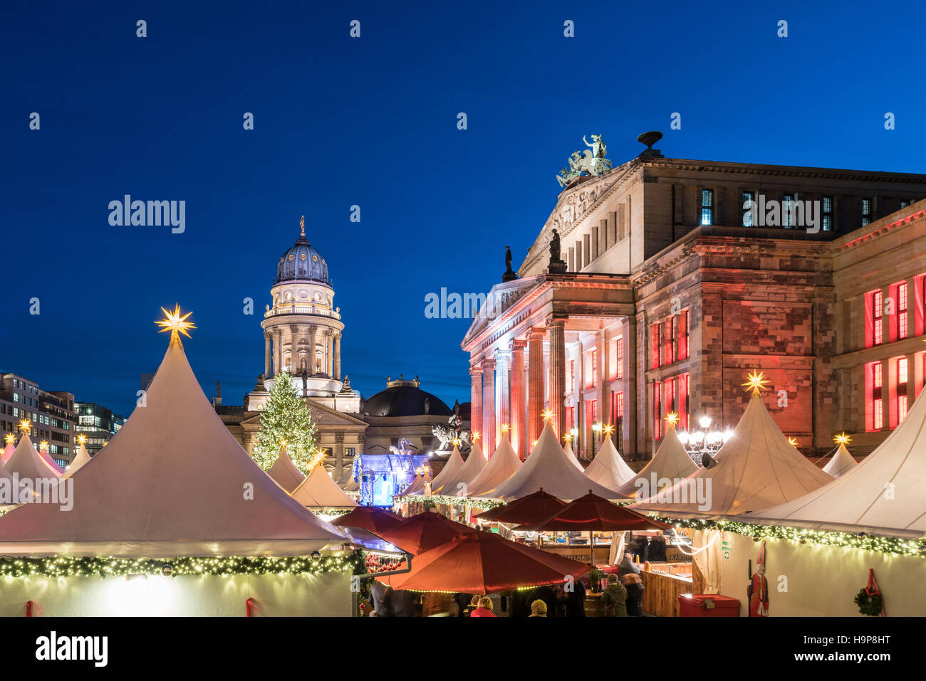 Nachtansicht der Weihnachtsmarkt auf dem Gendarmenmarkt in Berlin, Deutschland-Mitte Stockfoto