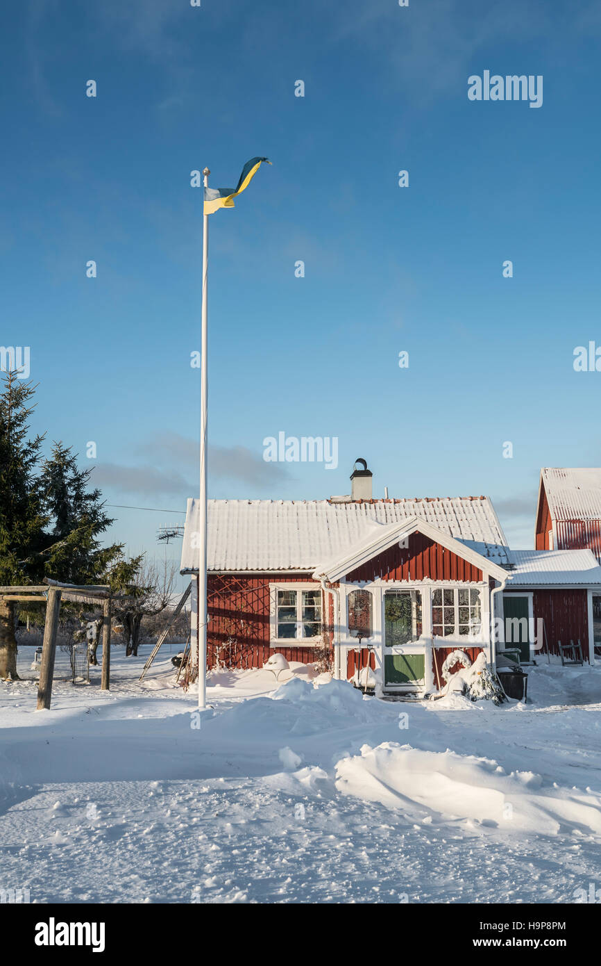 Schnee und ein kleines Häuschen im Winter. Fagelsundet Fischerdorf an der Küste von Roslagen, Uppland, Schweden, Skandinavien Stockfoto