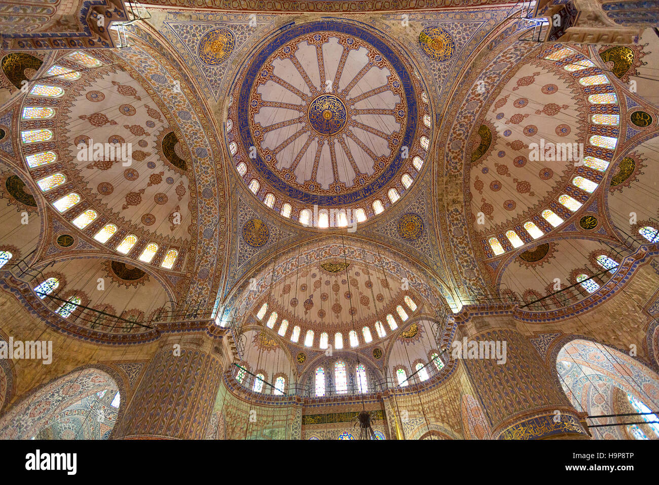Kuppeln auf die blaue Moschee von innen, Istanbul, Türkei. Stockfoto
