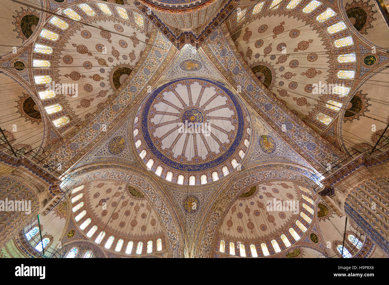 Zentralen Kuppeln und halb Kuppeln auf die blaue Moschee von innen, in Istanbul, Türkei. Stockfoto