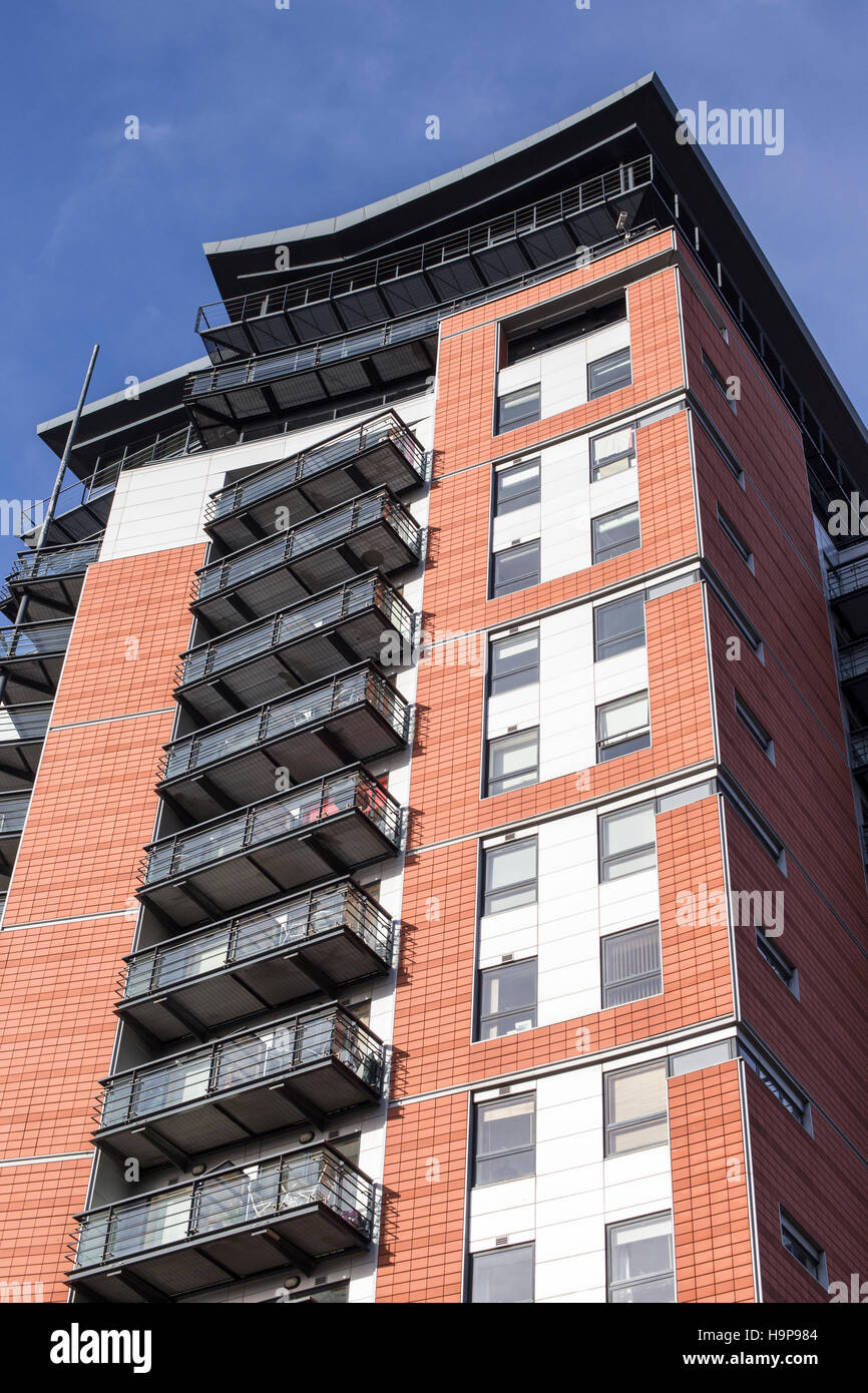 Apartments mit Blick auf den Fluss Aire, In Leeds, West Yorkshire. Stockfoto