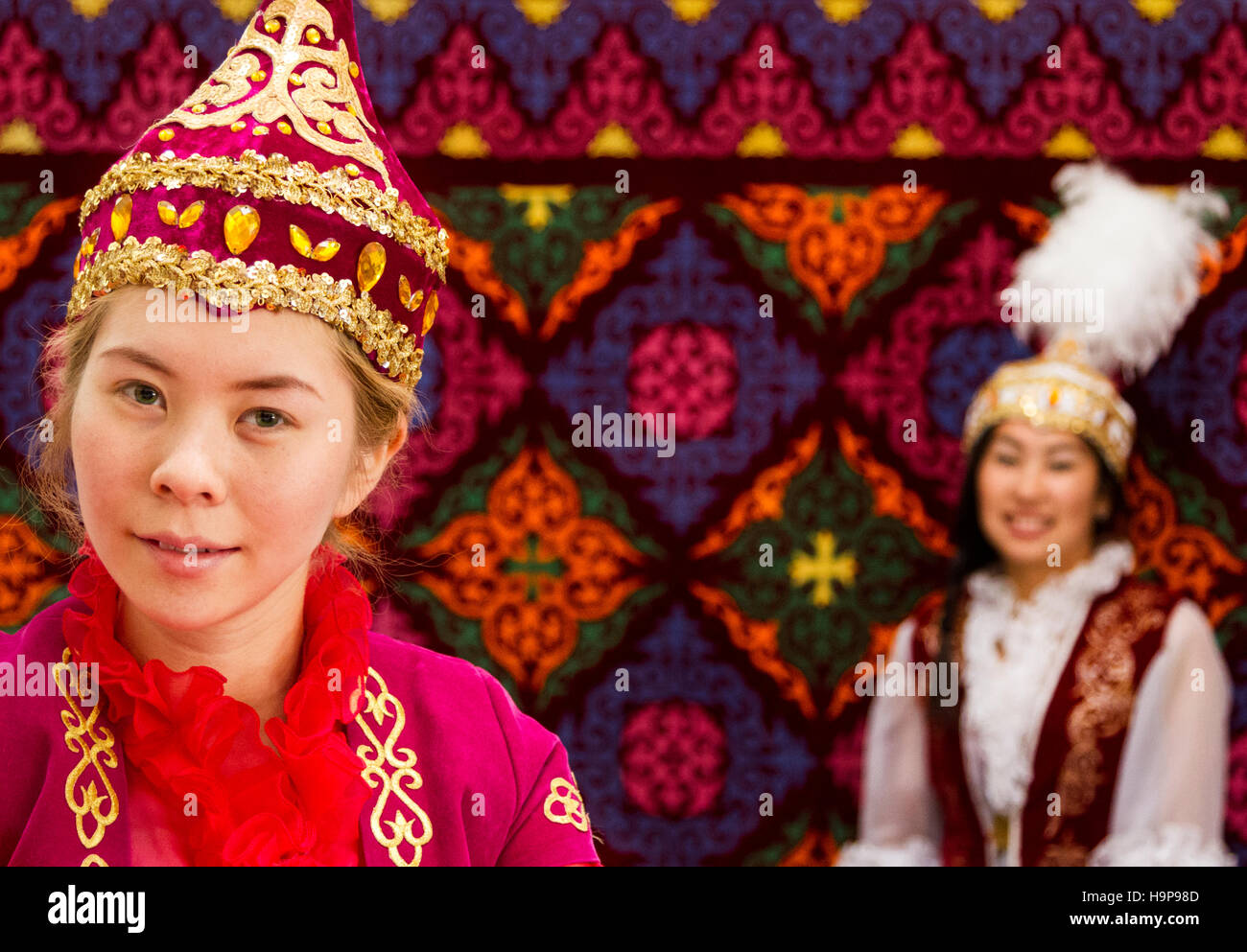 Kasachische Mädchen in ihren traditionellen Kleid und Hut bei einer kasachischen nationalen Modenschau. Stockfoto