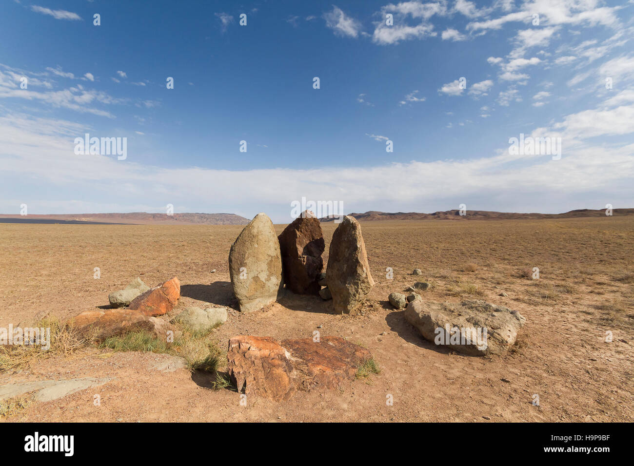 Alte Kamine Steine im Altyn Emel National Park, wo man glaubt, Ghengis Kahn und seine Truppen setzen ihre Jurte und gekocht, Kasachstan Stockfoto