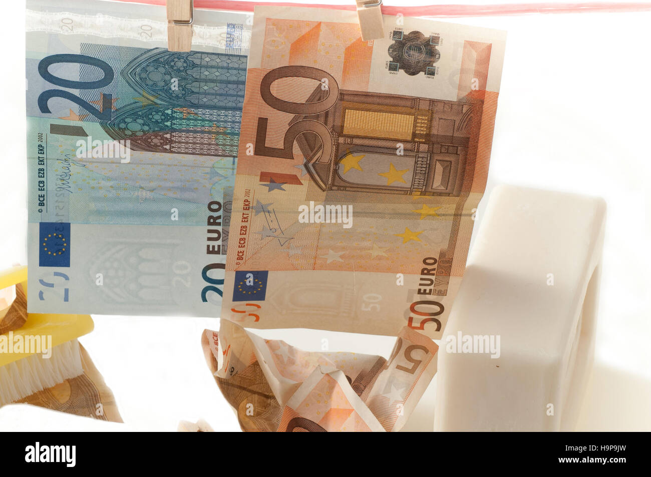 Schmutziges Geld zu waschen und mit Wäscheklammern hängen Stockfoto