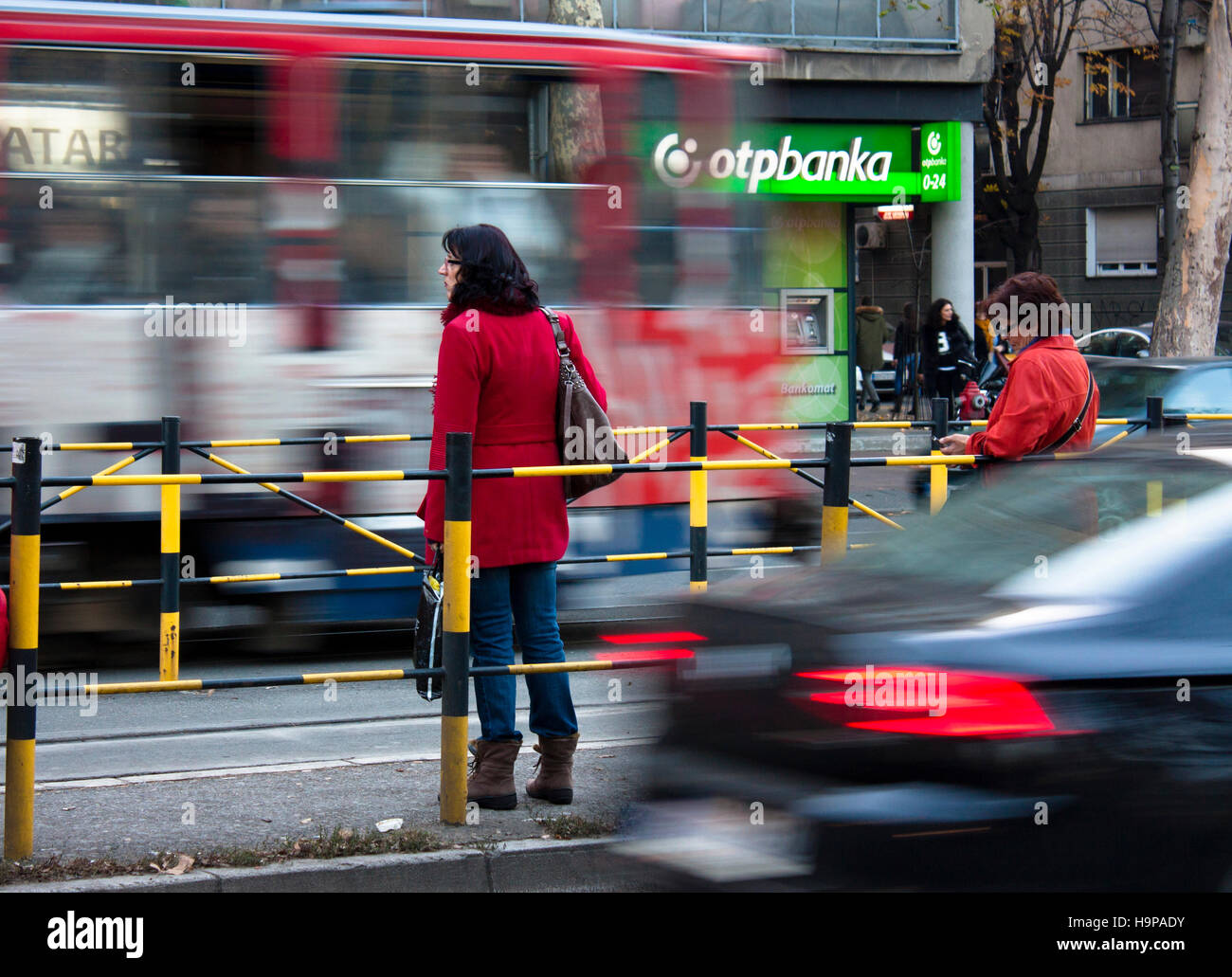 Belgrad, Serbien - 18. November 2016: Zwei Frauen warten auf eine Straßenbahn zu kommen Stockfoto