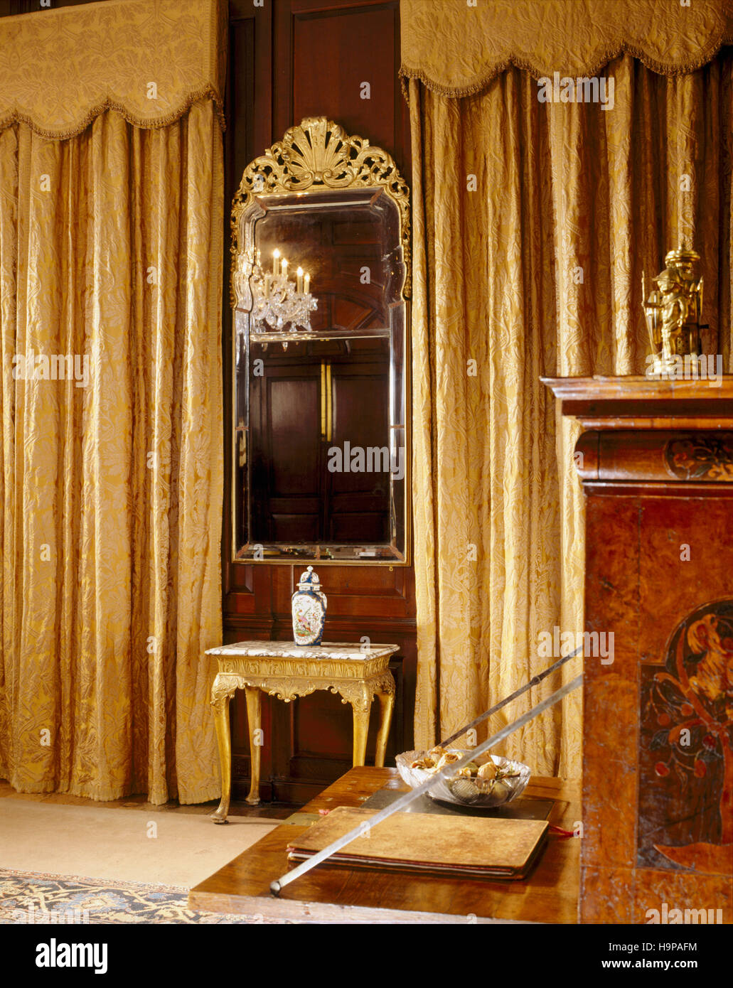 Teilweise Zimmer Blick auf den Saloon im Antony House zeigt die Königin Anne Pier-Glas, gemacht für den Raum mit abgeschrägten Vauxhall Platte aus Glas, Stockfoto