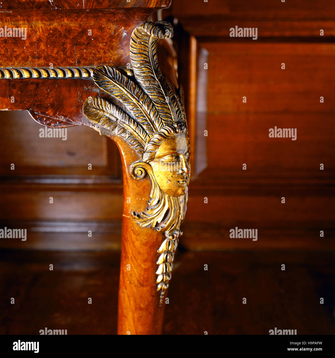 Detail der geschnitzten Cabriole Beine C18th Nussbaum Tische im Gobelin-Zimmer. Vergoldete Schnitzwerk an den Knien der mexikanischen indischen Köpfe, Stockfoto