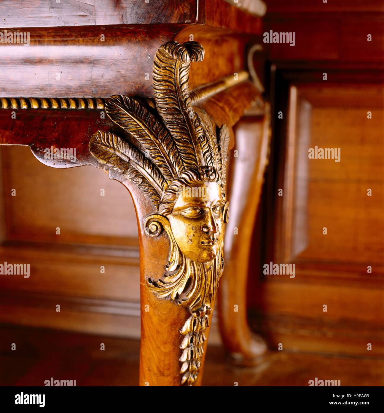Detail der geschnitzten Cabriole Beine C18th Nussbaum Tische im Gobelin-Zimmer. Vergoldete Schnitzwerk an den Knien der mexikanischen indischen Köpfe, wahrscheinlich von Schrank-m Stockfoto