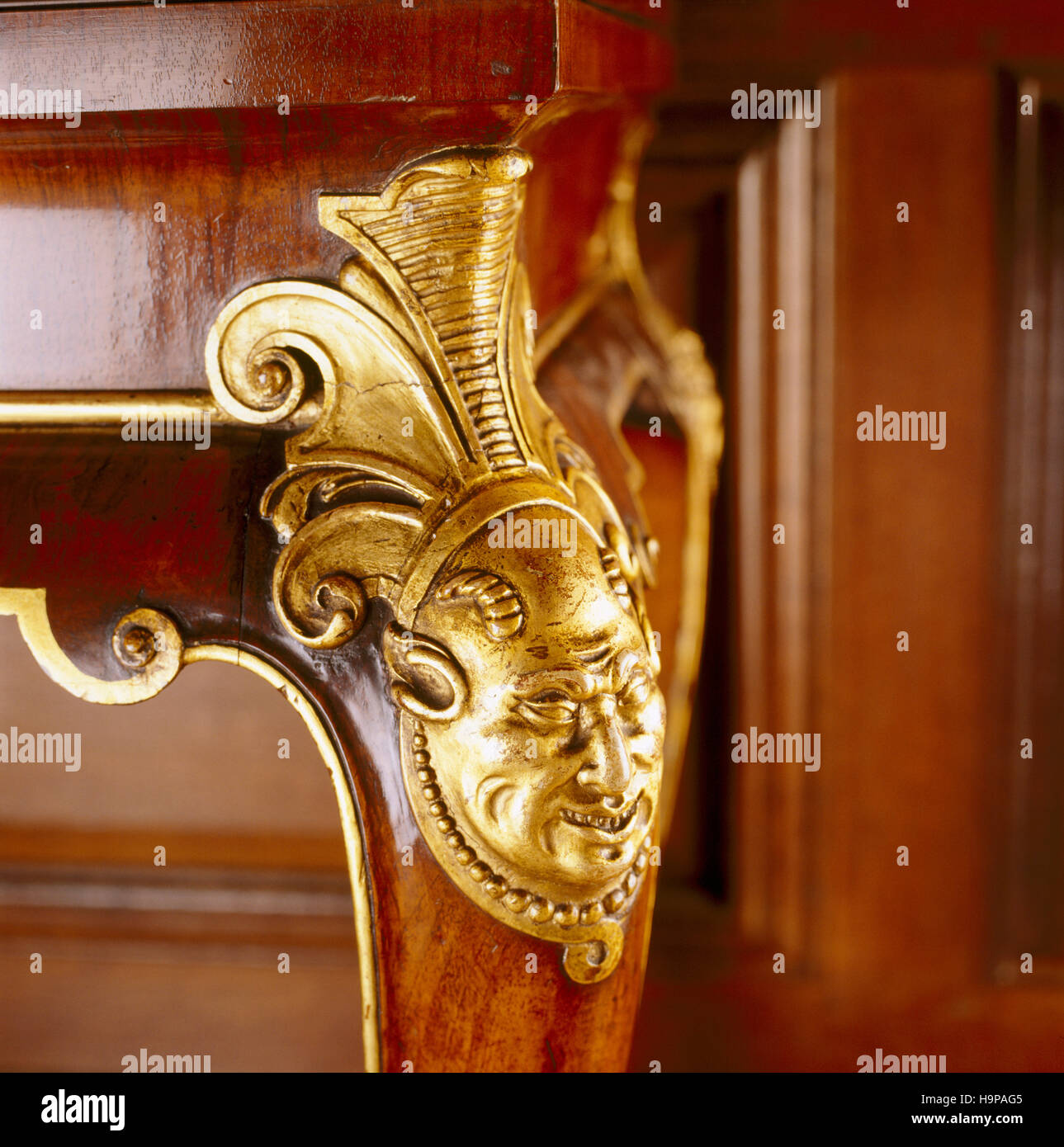 Detail der geschnitzten Cabriole Beine C18th Nussbaum Tische in der Gobelin-Zimmer im Antony. Vergoldete Schnitzwerk an den Knien der mexikanischen Indianer leitet sich wahrscheinlich von Stockfoto