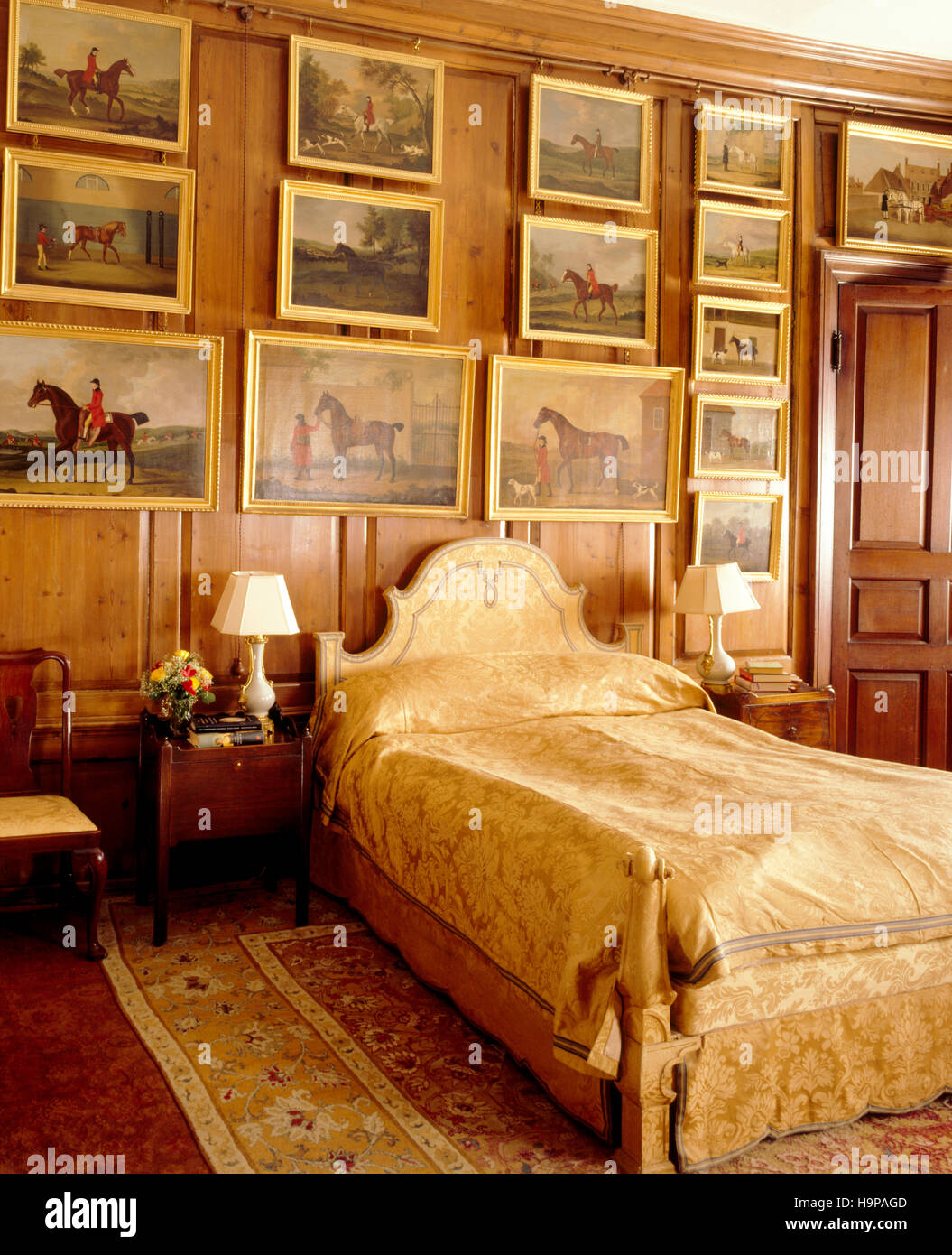 Zimmer Blick auf die Veranda Schlafzimmer im Antony House zeigt das Bett und eine Sammlung von C18th & 19. Pferd Gemälde. Stockfoto
