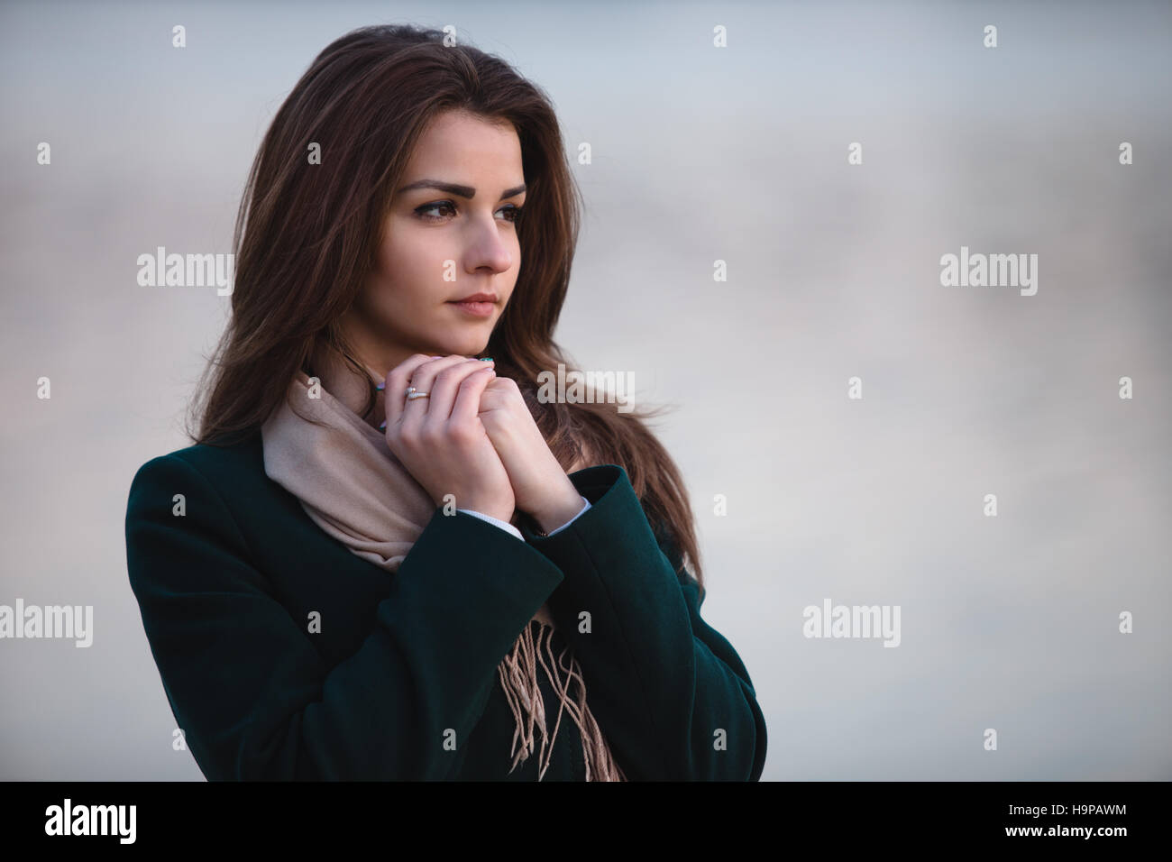 Herbst im freien Portrait von junge schöne modische Frau Stockfoto