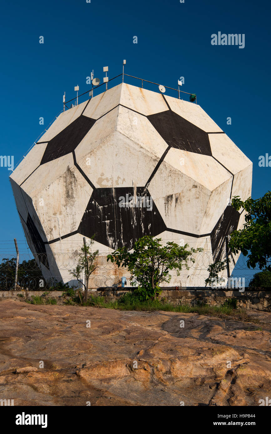 Berühmte Fußball Ball Wasser Reservoir Wahrzeichen in Nelspruit Stockfoto