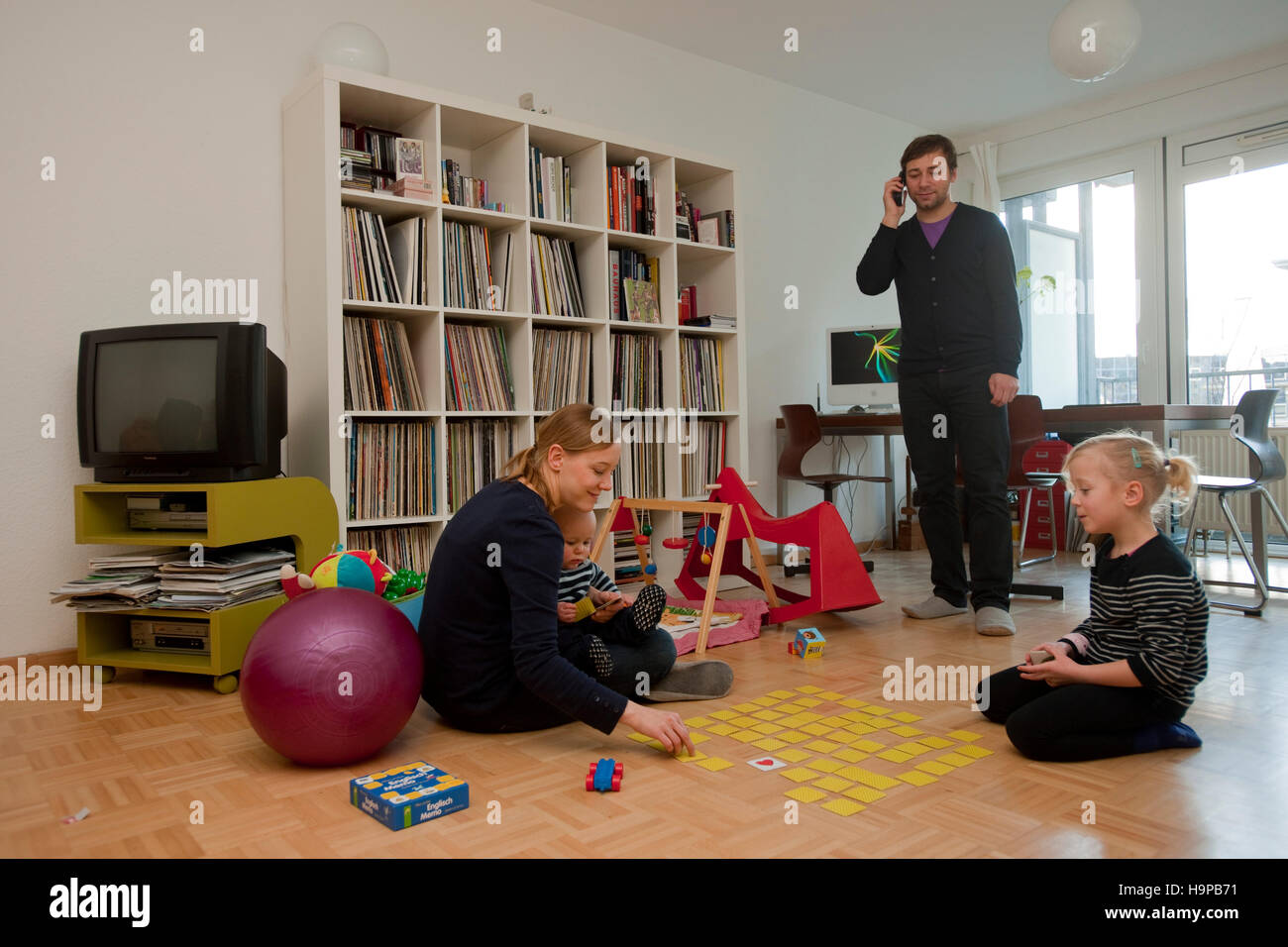 Deutschland, Junge Familie Mit Höhle Im Wohnzimmer Stockfoto