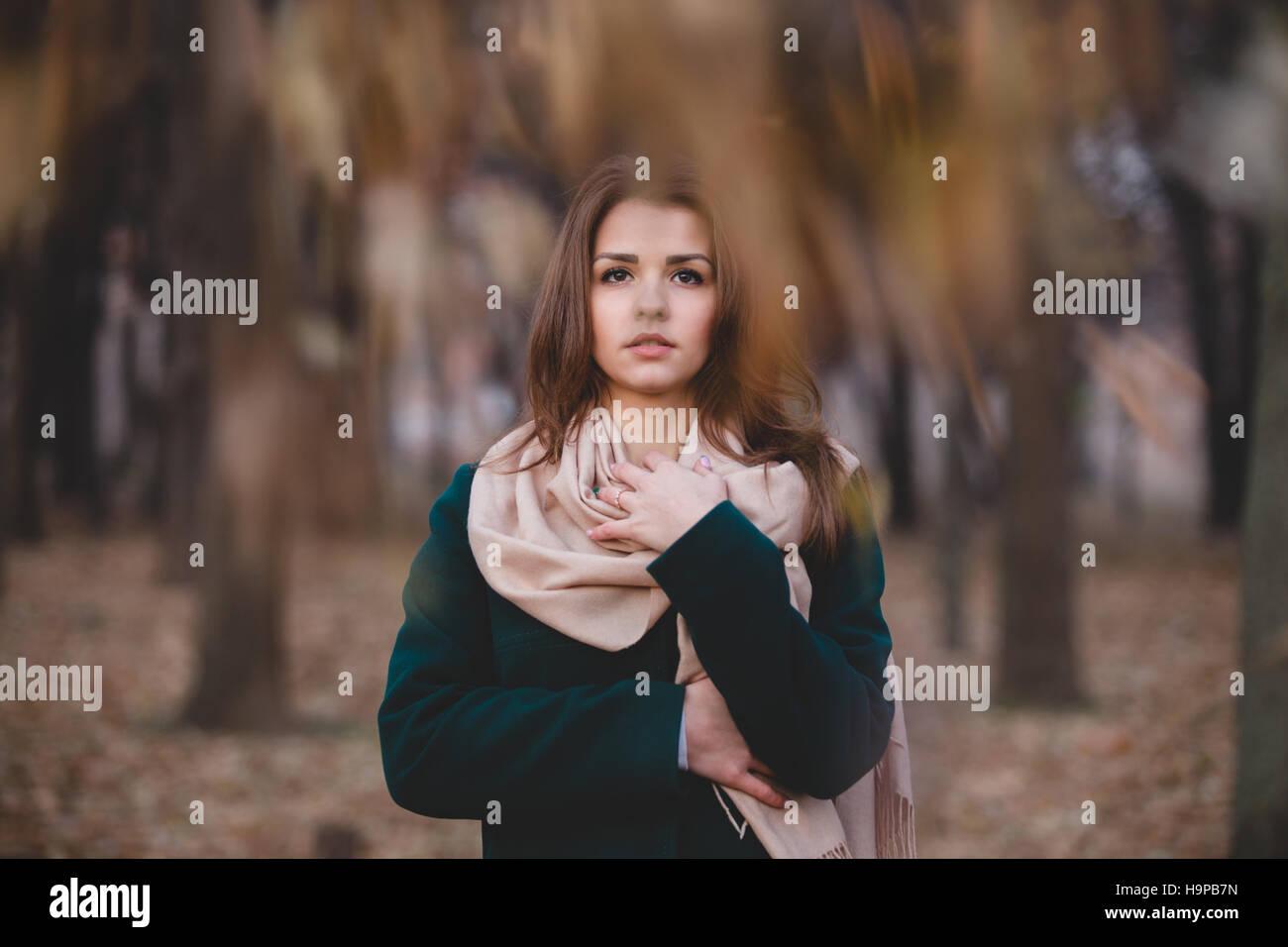 Herbst im freien Portrait von junge schöne modische Frau Stockfoto