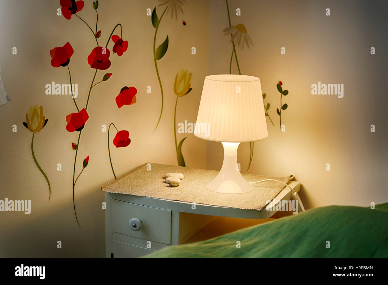 Wandsticker, Nachttisch und Lampe Stockfoto