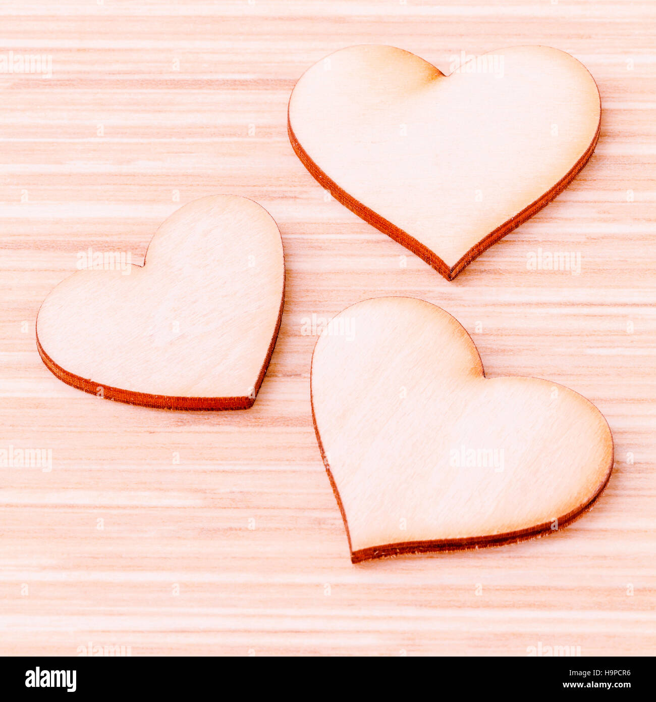 Holzherzen auf hölzernen Hintergrund. -Konzept für Liebe und w Stockfoto