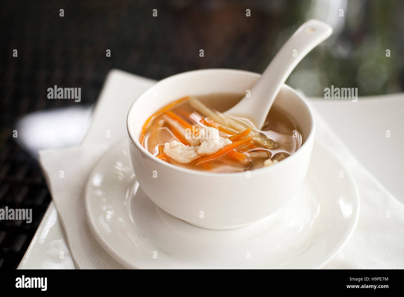 Chinesische Hühnersuppe im Restaurant hautnah Stockfoto