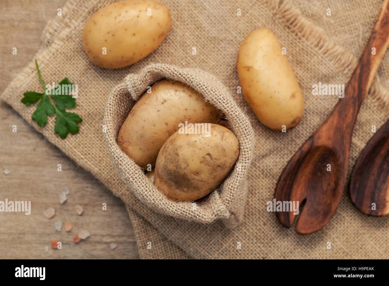 Frische Bio-Kartoffeln in Hanf Willen Tasche mit Petersilie, Salz und p Stockfoto