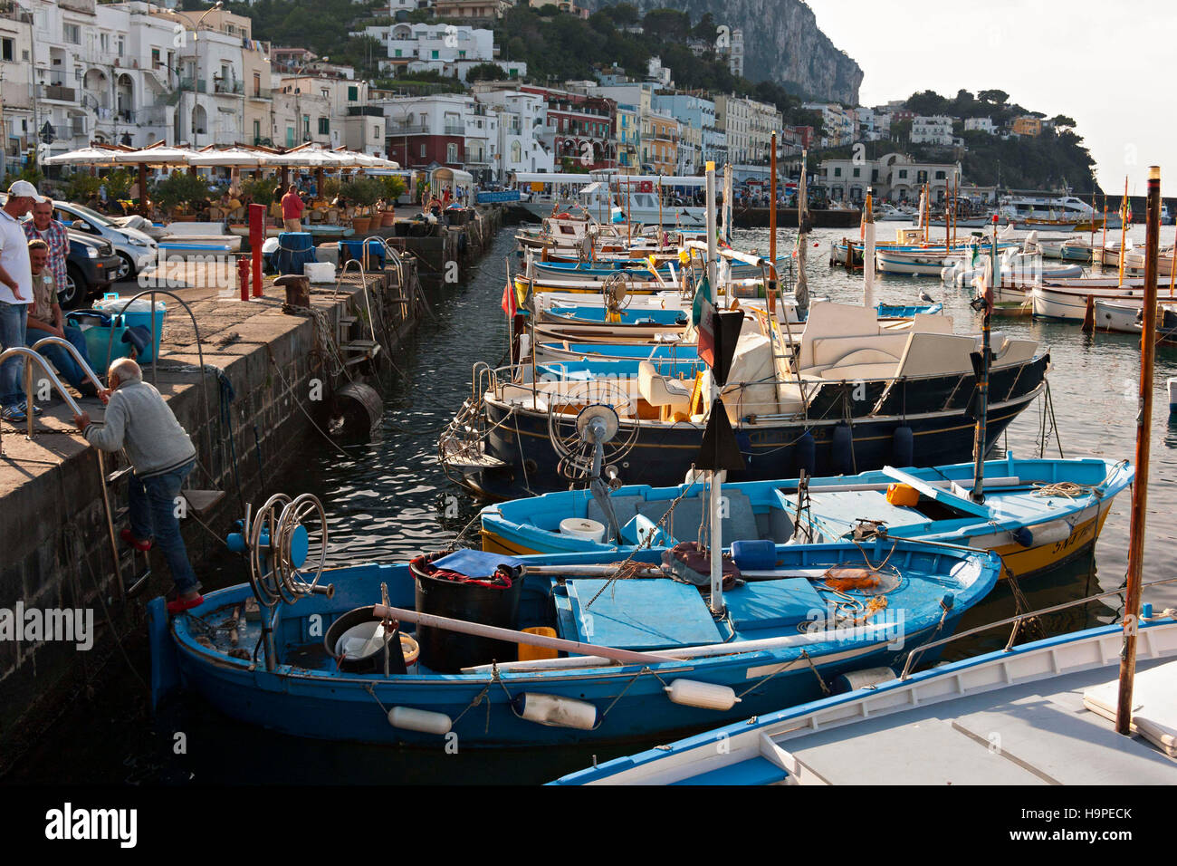 Mann Klettern von einem kleinen Boot auf Kai, Marina Grande, Capri, Kampanien, Italien, Europa Stockfoto