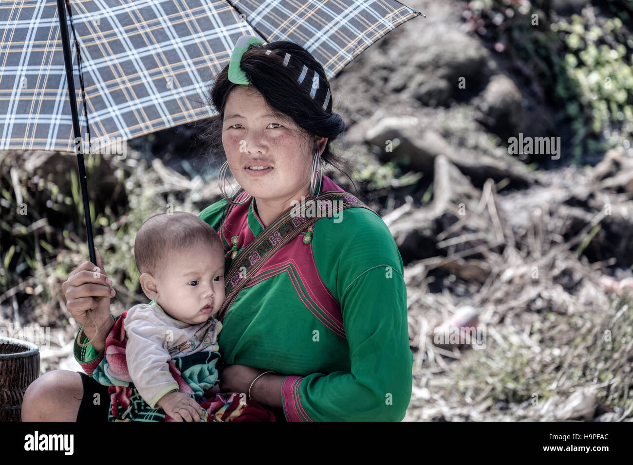 ethnischen Minderheit Frau mit Baby in der Stammes-Dorf Lao Chai in Sapa, Vietnam, Asien Stockfoto