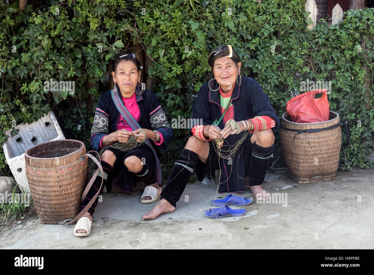 ethnische Black Hmong Frauen in der Stammes-Dorf Lao Chai in Sapa, Vietnam, Asien Stockfoto
