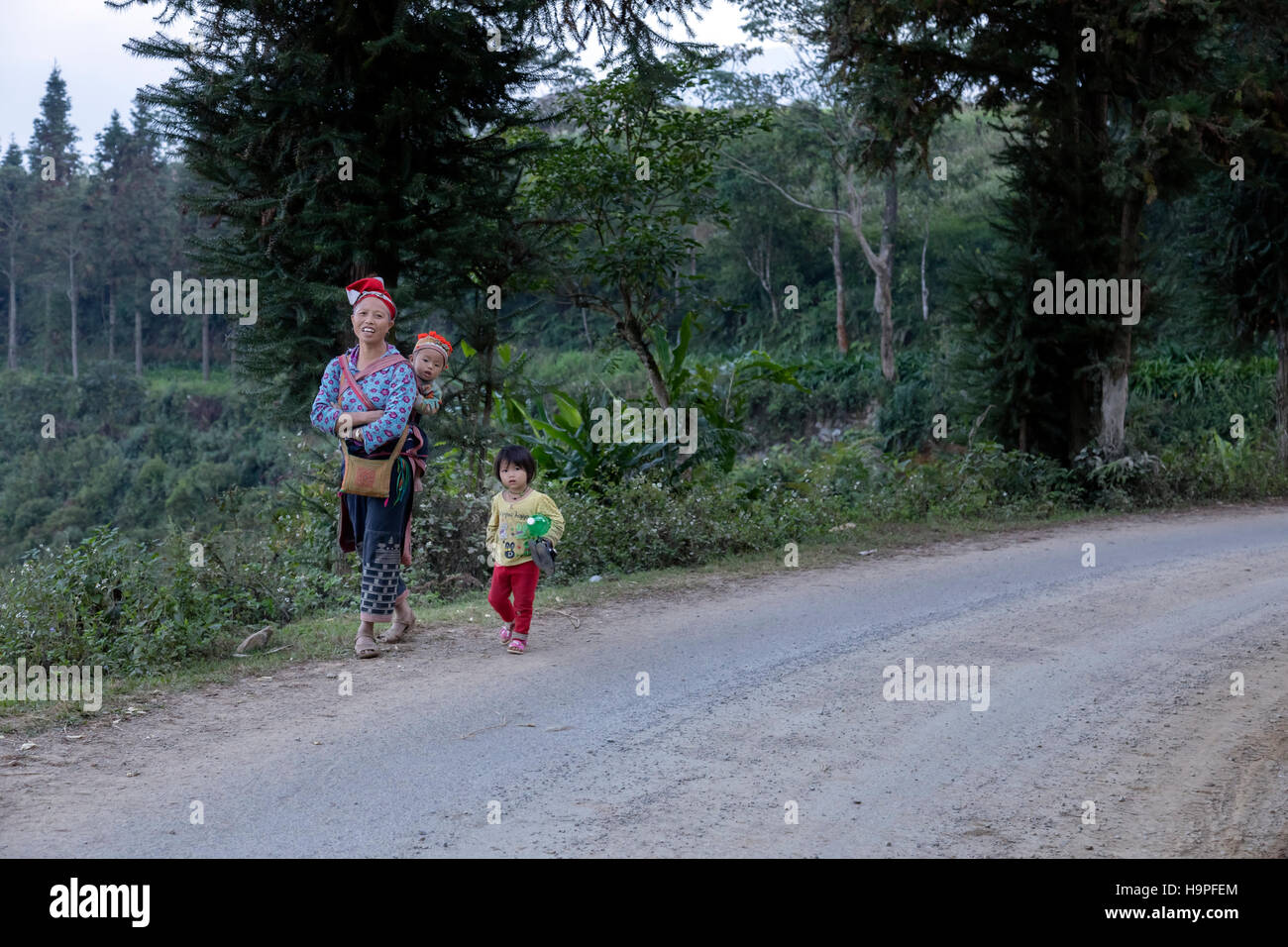 ethnische Red Dao-Frau mit Kindern in der Stammes-Dorf in der Nähe von Sapa, Vietnam, Asien Stockfoto