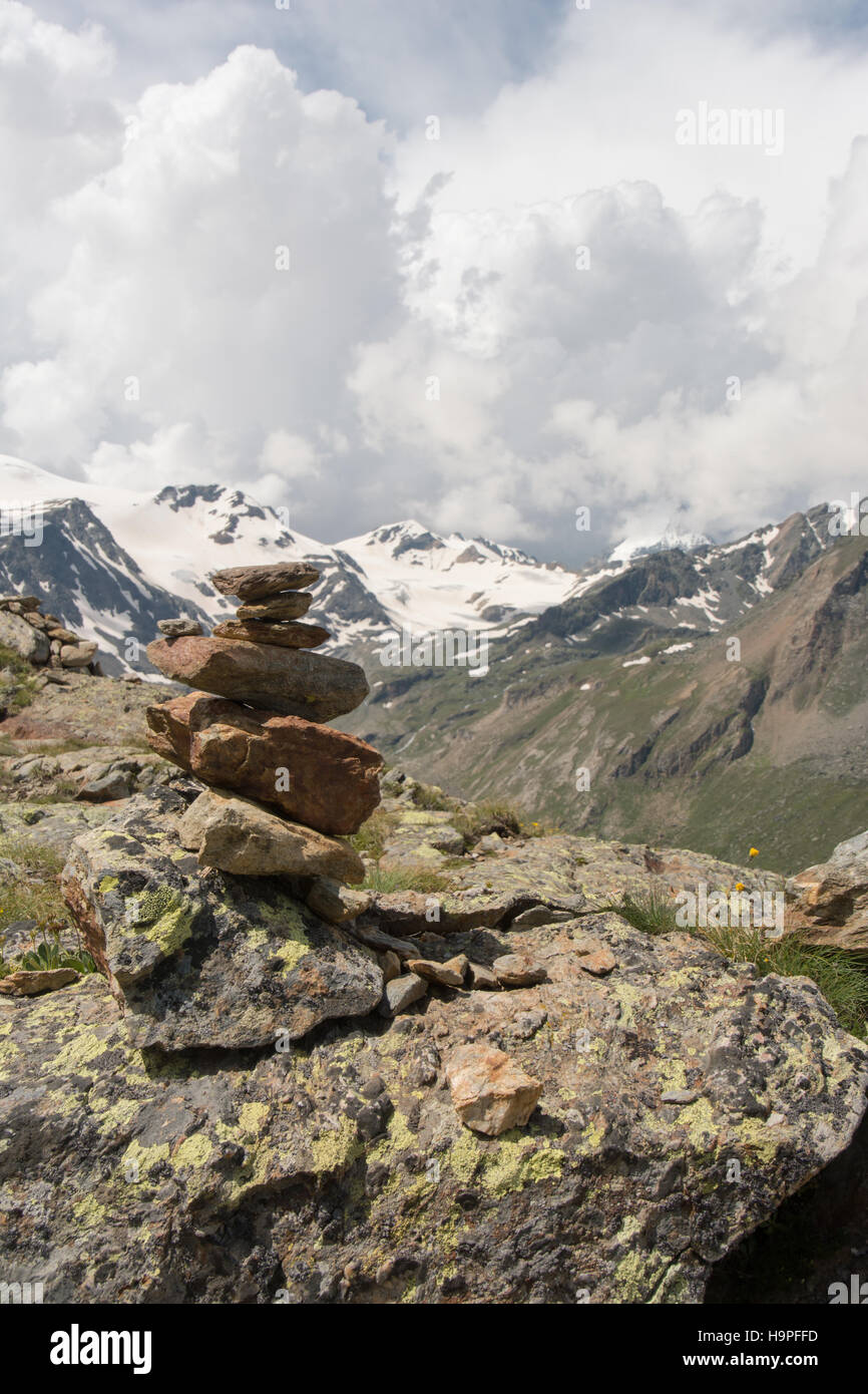 Rock-Männchen vor Bergen mit Gletscher Stockfoto