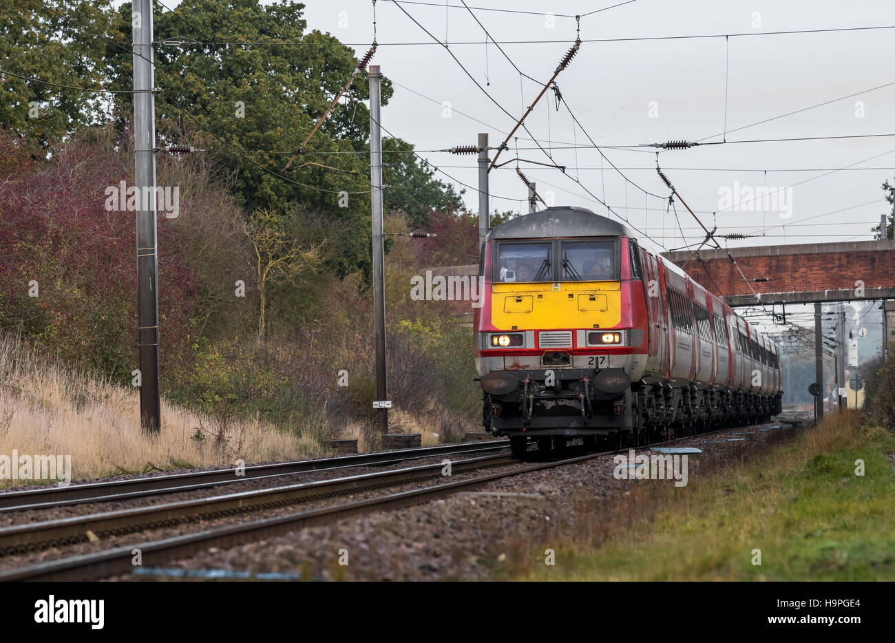 Die neue Inter City East Coast Franchise Jungfrau und Stagecoach elektrische Lokomotive VTEC 82217 in der neuen roten Lackierung. Stockfoto