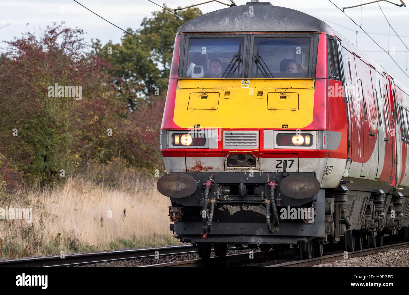 Die neue Inter City East Coast Franchise Jungfrau und Stagecoach elektrische Lokomotive VTEC 82217 in der neuen roten Lackierung. Stockfoto
