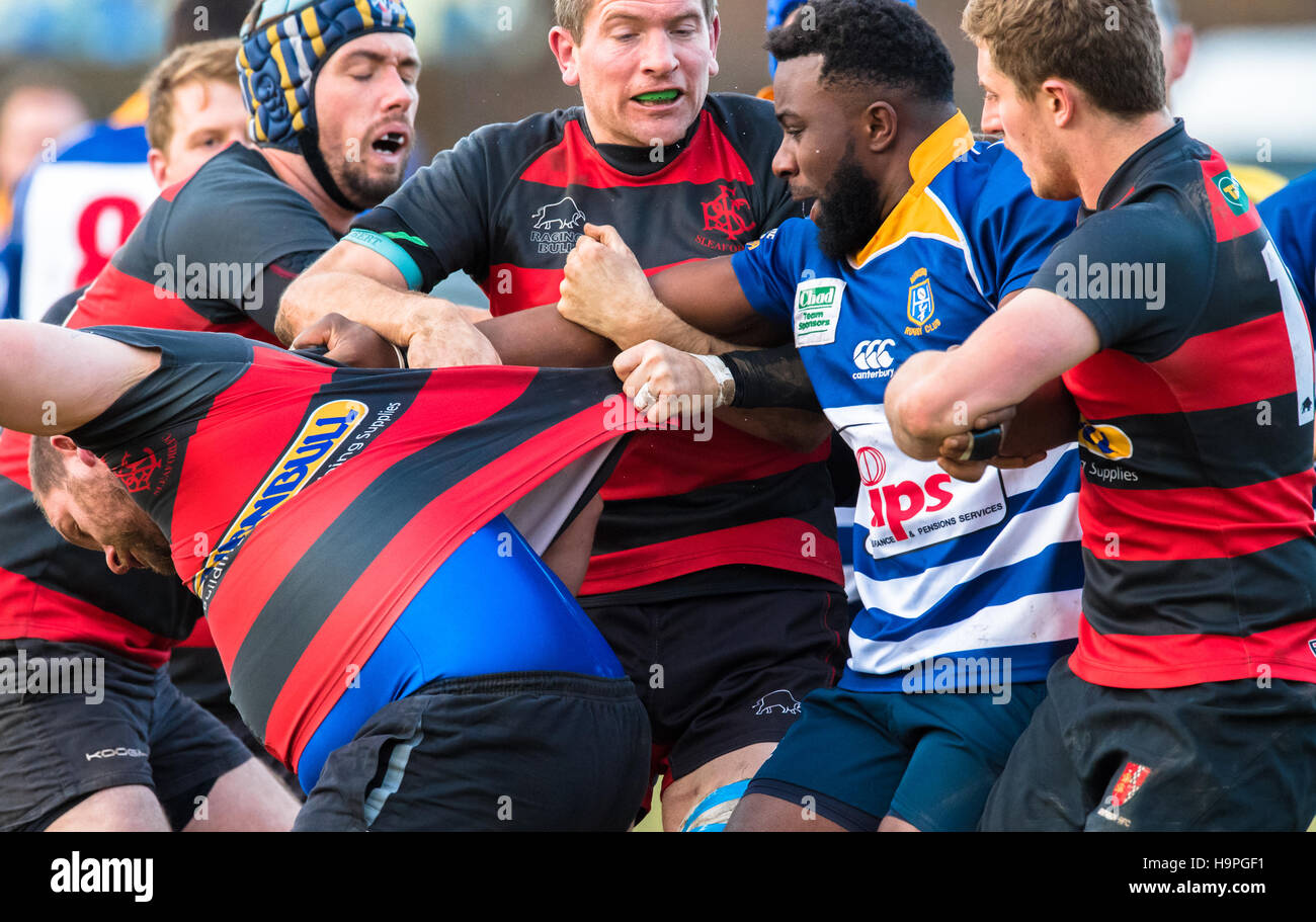 Rugby-Spieler erhalten in einen Kampf. Stockfoto