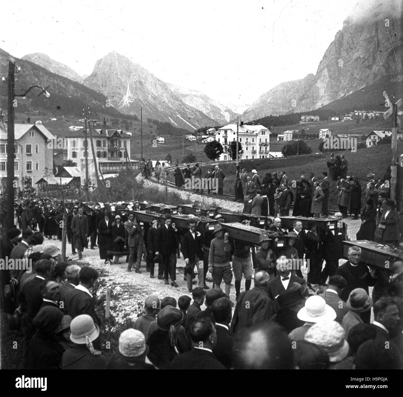 Cortina d’Apezzo Italien 1921 Massenbeerdigung italienische Soldaten wurden nach dem großen Krieg aus den alpinen Gräbern geborgen Stockfoto