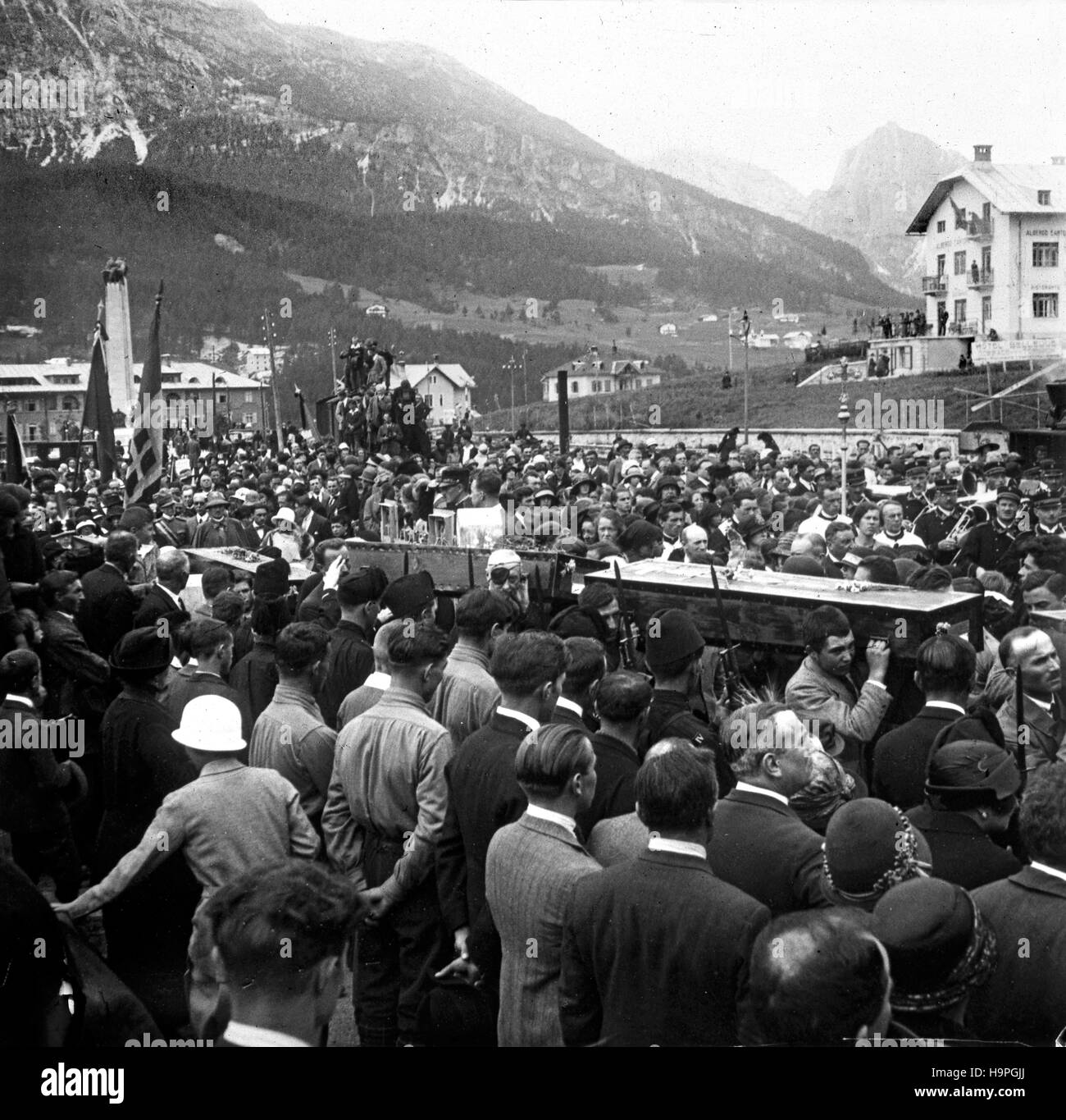 Cortina d’Apezzo Italien 1921 Massenbeerdigung italienische Soldaten wurden nach dem großen Krieg aus den alpinen Gräbern geborgen Stockfoto